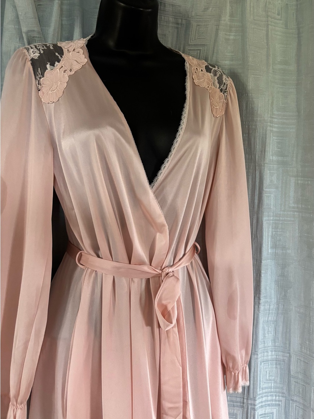 Vintage blush pink nylon robe with lace details Sz XS / S - Picture 2 of 11